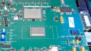 Nach dem im September 2017 verabschiedeten USB 3.2 Standard können mit USB-C-Kabeln bis zu 20 Gbit/s an Daten übertragen werden. In einem frühen Prototypen präsentierte Synopsys nun eine Datenübertragungsgeschwindigkeit von 1,6 Bgyte pro Sekunde, also 13 Gbit/s - 3 Gbit/s schneller als bisher mit USB 3.1 möglich. (Synopsys)
