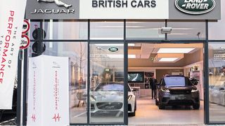 Der Jaguar-Land-Rover-Pop-up-Store liegt zwischen zwei Fashion-Stores im denkmalgeschützten Freisinger Einkaufszentrum Schlüter Hallen. (Bild: British Cars Landshut)