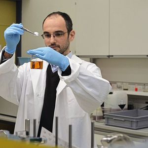 Mirko Lukovic (im Bild), Huizhang Guo und ihr Team entwickelten einen Katalysatorträger, der auf der nachwachsenden Ressource Holz basiert.(Bild:  Empa)