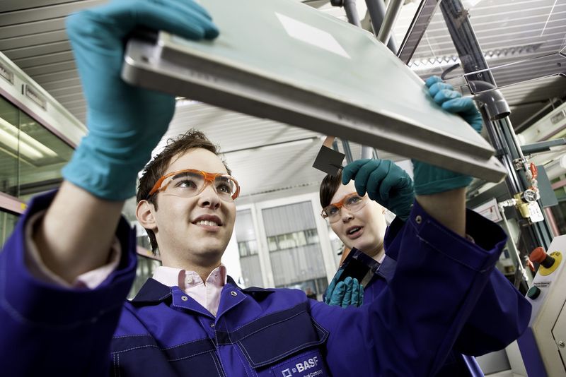 As part of a project of the future, chemical lab technician Lucas Montag and his colleague Andrea Lenhardt conduct research on a new generation of lithium-ion batteries: these will be even energy-richer, lighter and more affordable. (Picture: BASF)