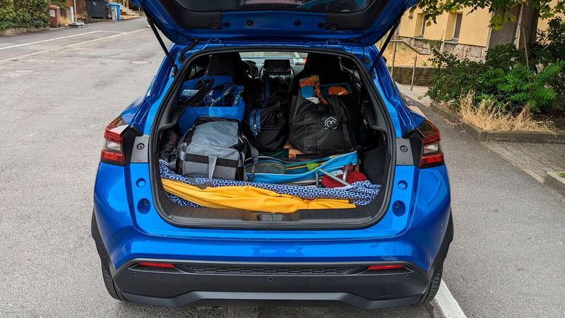 3. Und was passt alles rein? Insgesamt reichte das Volumen locker für einen Tisch, zwei Stühle, ein kleines Zelt, zwei Reisetaschen, eine Küchenkiste, eine Kabeltrommel, Luftmatratzen und Schlafsäcke und was man sonst noch so für ein Zeltwochenende braucht. (Bild: Rosenow – VCG)