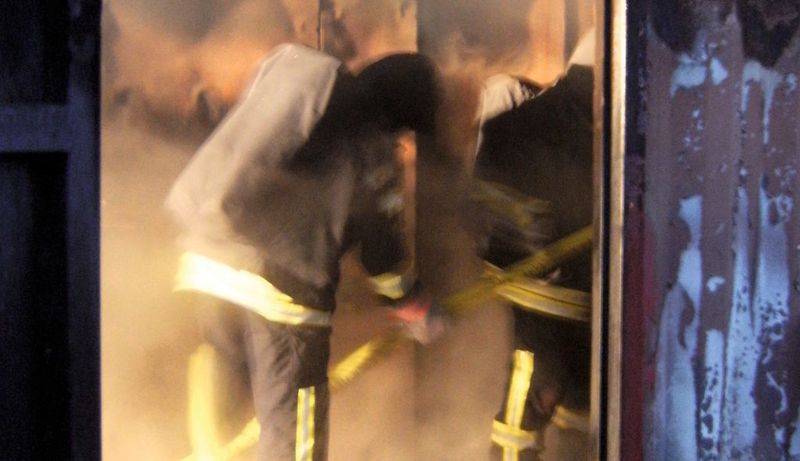 Test running the safety cabinet in a fire container: in a real emergency, the cabinet has no test objects in it but dangerous flammable substances.  (Picture: Düperthal)