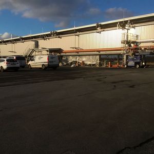 Damit aus Teer Ruß wird, müssen zunächst einmal zähflüssige und kritische Rohstoffe entladen werden.