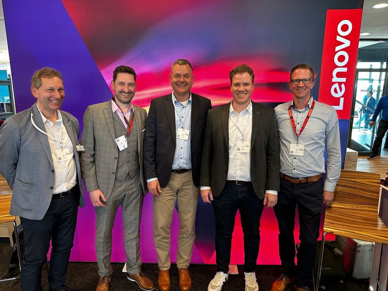 Die schönste Rückwand hat definitiv Lenovo (v. l. ) Hans Hanuschek, Andre Gohlisch, Felix Pfefferkorn, Simon Nagel und Dennis Korte. (Bild: Vogel IT-Medien GmbH)