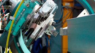 Die Messungen fanden an der Forschungs-Neutronenquelle der TU München statt. Hier ist die  innere Gitterstruktur einer Turbinenschaufel in Messposition am Eigenspannungs-Diffraktometer Stress-Spec zu sehen. (Tobias Fritsch / BAM)