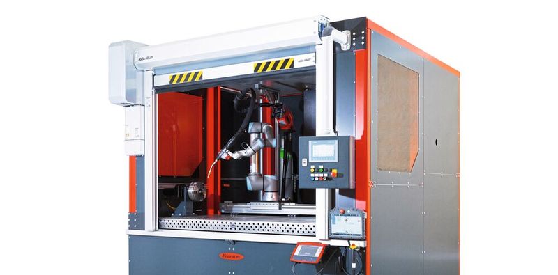 The Fronius SmartCell ensures safe collaboration with the robot and enables reproducibly good welding results.(Image: Fronius Germany GmbH)