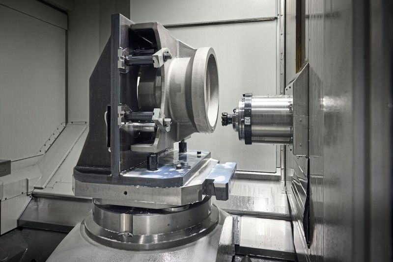 Die hohe Steifigkeit und Dämpfung im Grundaufbau sowie die thermosymmetrische Konstruktion gewährleisten eine sehr hohe Genauigkeit. (Bild: Starrag/Ralf Baumgarten)