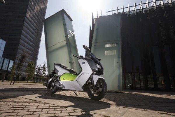 Der neue BMW C evolution: Als erstes Zweirad mit Elektroantrieb erfüllt der C evolution die von den führenden Automobilherstellern ratifizierten Standards gemäß ISO 26262 für die Funktionssicherheit und ECE-R100 für die Hochvoltsicherheit. (BMW)