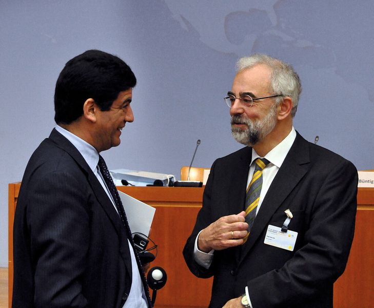 Paul van Son, Desertec-Industrie-Initiative (DII) GmbH, (rechts) und Mustapha Bakkoury, Masen, gaben sich verhalten optimistisch zu Umsetzungen bei den Wüstenstromprojekten. (Bild: Isenburg)