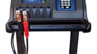 Die Batteriediagnose- und Ladestation „GRX-3555“ von Midtronics ist seit 1. Juli verpflichtender Servicestandard für alle deutschen Subaru-Werkstätten. (Foto: Subaru)