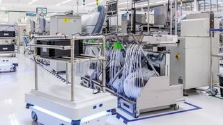 Kilometerfresser: Flex lässt in Althofen zwei MiR100 die internen Transporte vom Hauptlager zur Fertigung erledigen. (MiR)