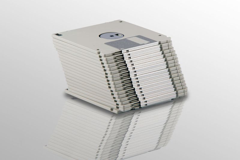 Als die notwendigen Installationsdisketten immer mehr wurden, erfolgte 1992 die Umstellung auf CD-ROM als Datenträger ( Microsoft)