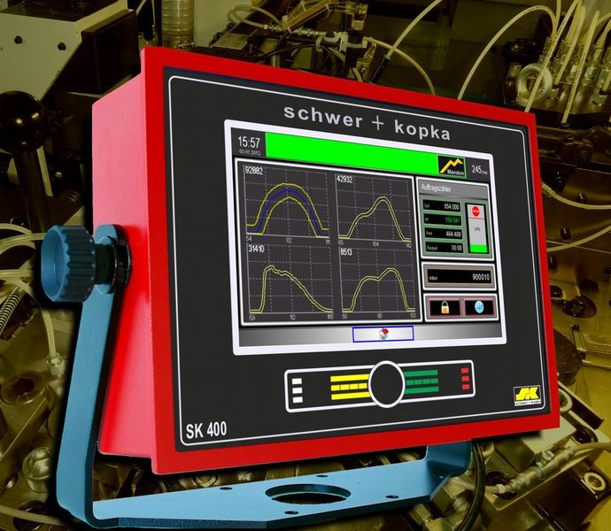 Überwachungssystem sorgt für mehr Produktivität und Qualität beim Stanzen, indem es automatisch defekte Werkzeugsensoren, fehlerhafte Stecker sowie beschädigte Verbindungskabel erkennt. (Bild: Schwer + Kopka)