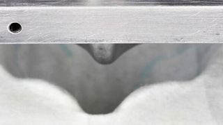 Um schnell mit der Produktion der FFP3-Masken beginnen zu können, lieferten andere Unternehmen erforderliches Equipment für das Tiefziehen der unterschiedlichen Vliesstoffe zu. (Weber Ultrasonics AG)