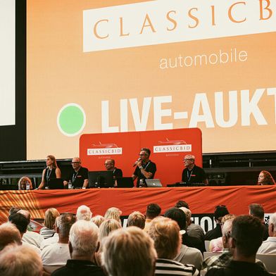 Die große Live-Auktion von Classicbid im Rahmen des Belmot Oldtimer-Grandprix hat Tradition. Das Auktionsteam brachte 80 Fahrzeuge mit, die teils versteigert und teils direkt verkauft wurden. (Bild: Classicbid)