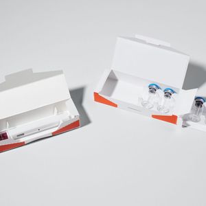 Pharmahersteller müssen bereits für die Zulassung eines Medikaments eine Verpackung bereitstellen, die alle branchentypischen Anforderungen erfüllt.(Bild:  Faller Packaging)