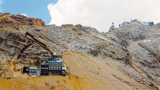 Die Umweltforschungsstation Schneefernerhaus liegt in 2650 m Höhe am Hang der Alpen (nightowl)