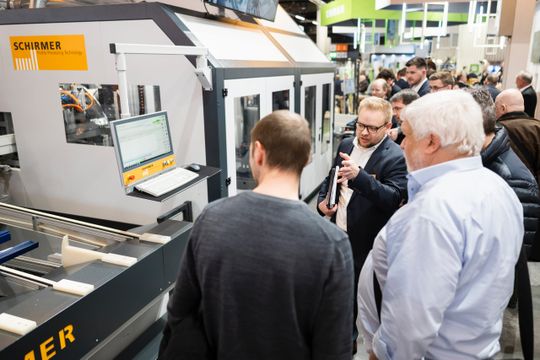 Das Interesse an PVC- und Aluminium-Bearbeitungszentren bei Schirmer hielt sich auf der Frontale die Waage.(Bild:  Uwe Niklas für Schirmer)