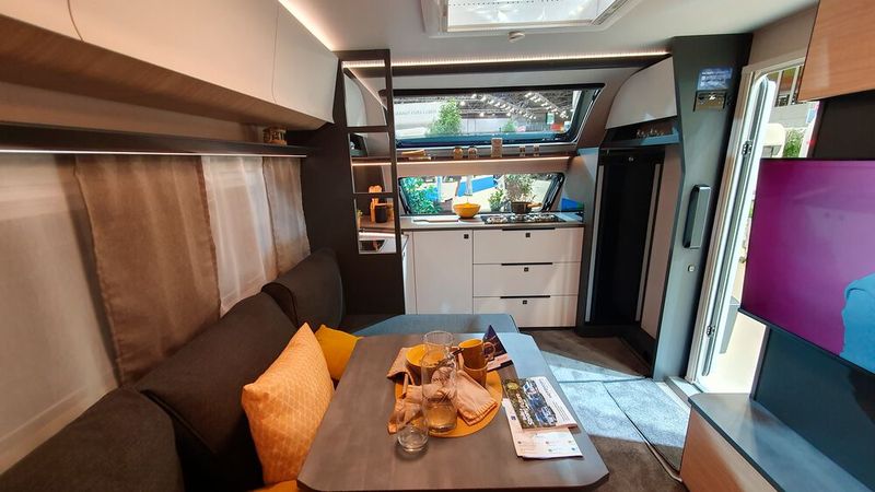 Bei den Grundrissen und der Einrichtung haben die Käufer die Qual der Wahl. Auch bei den Wohnwagen gibt es sehr moderne Innenräume mit pfiffigen Lösungen, wie die Küche mit Panoramafenster. (Bild: Mauritz – VCG)