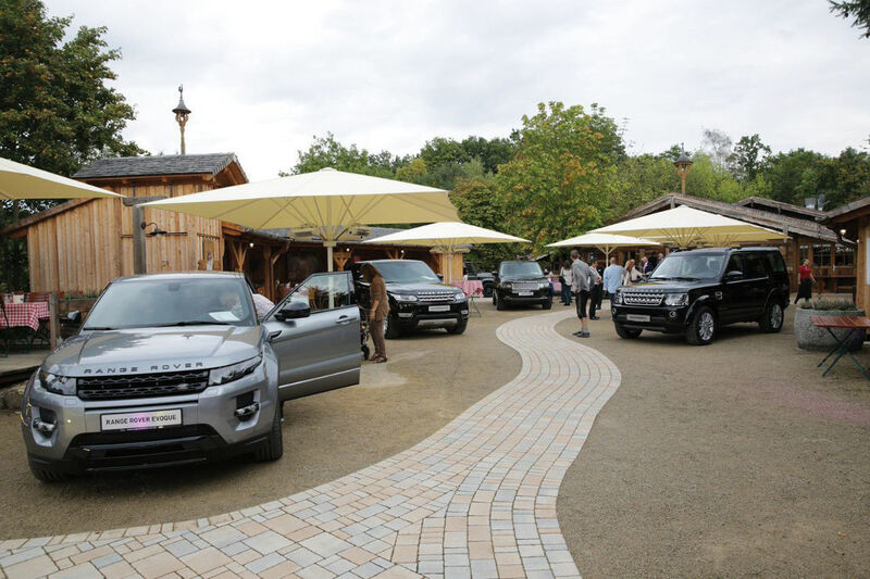 In der In-Location Q-Alm veranstaltete das Autohaus ein stilvolles Land-Rover-Event. (Sorg)