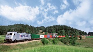 Zug des Eisenbahnverkehrsunternehmens Metrans, einer 100%igen HHLA-Tochter und eigenen Angaben zufolge Marktführer für Containertransporte im Seehafen-Hinterlandverkehr mit Mittel-, Ost- und Südosteuropa. (Bild: Metrans/Ladislav Pesek)