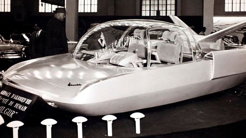 Ein Personenwagen mit elektrischem Antrieb und einer Reichweite von 5.000 km, der sich ohne Steuerungsbefehle der Insassen über die Hauptverkehrsadern mit Geschwindigkeiten über 150 km/h bewegt: Genau das sollte der Simca-Fulgur bieten, erstmals gezeigt auf dem Pariser Autosalon 1958. (Ford)