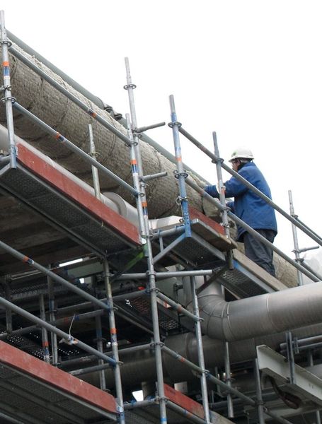 Leicht in der Verarbeitung: Das ge­ringe Gewicht der Hochleistungsdämmung sorgt für eine einfache Handhabung und einen einfachen Zuschnitt. Zudem punktet die Drahtnetzmatte mit einer sehr guten Haptik, inklusive angenehmem Griffgefühl ohne störende Schmelzperlen. (Isover)