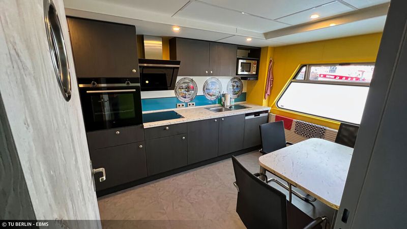 Blick in die Küche an Bord der ELEKTRA.  (Bild: Spereiter)