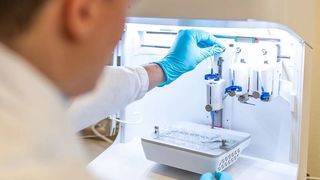 Der Biodrucker wird für den Druck eingerichtet.  (Bild: TU Berlin)