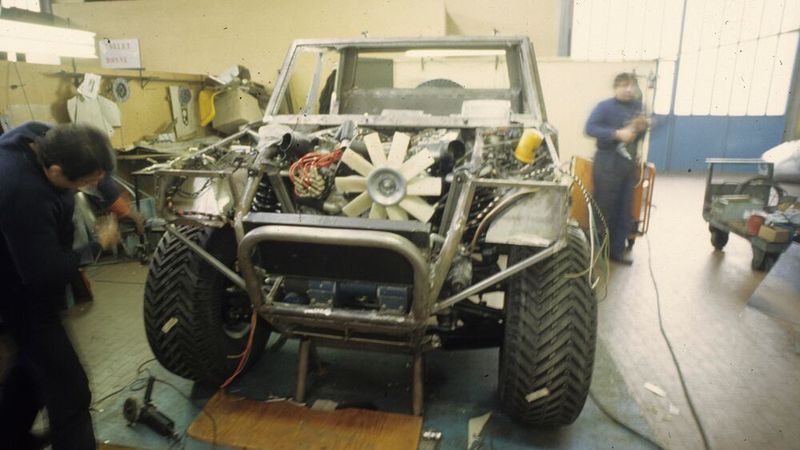 Trotz seines hohen Leergewichts von rund 2.700 kg beschleunigt der LM002 mit dem 335-kW-Motor in nur 8,2 Sekunden von 0 auf 100 km/h und erreicht eine Höchstgeschwindigkeit von 223 km/h. Mit diesen Fahrleistungen war er viele Jahre der schnellste Geländewagen der Welt. (Bild: Lamborghini)
