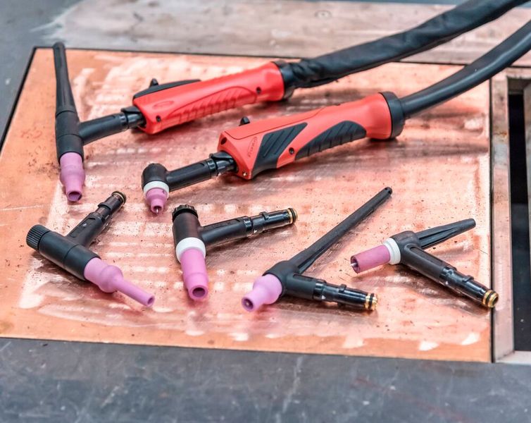 Für das WIG-Schweißen (im Bild) gibt es im Rahmen des Multilock-Systems über 40 Brennerkörper. Für das MIG/MAG-Schweißen werden über 80 angeboten. Einige sind flexibel ausgeführt, sodass man sie je nach Bedarf zurechtbiegen kann. (Bild: Fronius)