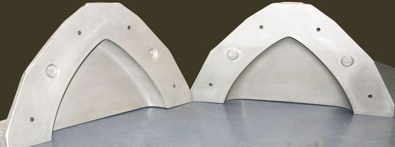 Die Monocoque-Spitze des Rennwagens wurde mit Raku-Tool Close Contour Paste CP-6131 für Mitteltemperatur-Prepreg-Legewerkzeuge hergestellt. Bis zu 120 Teile sollen mit demselben Werkzeug hergestellt werden. (Bild: Rampf)