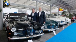 Rundgang durch die Oldtimersammlung mit Bayerns Verkehrsminister Christian Bernreiter (l.) zusammen mit Günter Friedl (r.) (Bild: Holger Zietz - VCG)