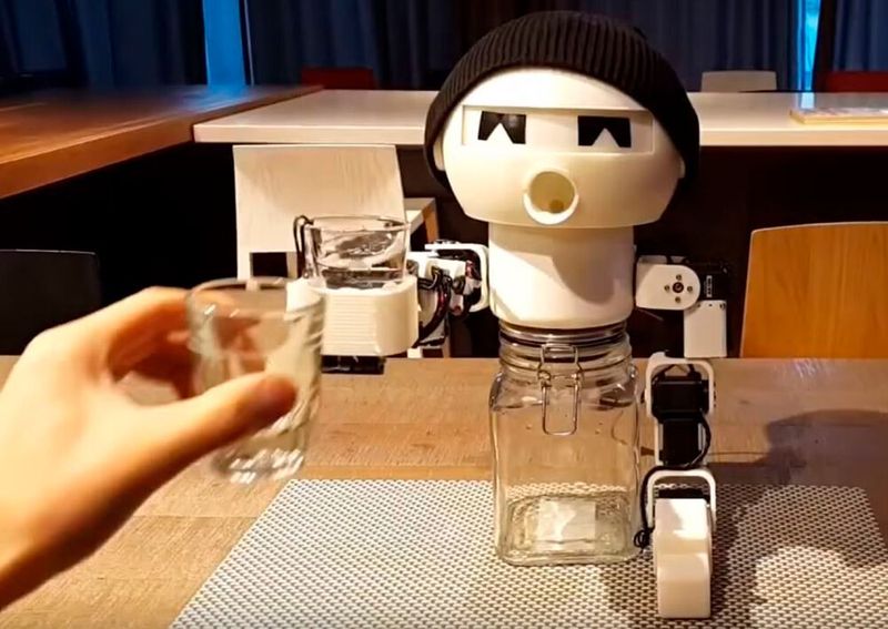 ...der Saufkompane leert einen Shot nach dem anderen. (www.youtube.com)