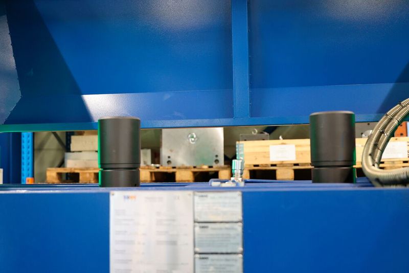 Die mechanische Bearbeitung der einzelnen Werkzeugteile erfolgt auf hochpräzisen Maschinen in klimatisierten Hallen. Hohe Präzision macht indes Tuschierpressen nicht überflüssig – Tuschierpressen zeigen, wie die Einzelteile im fertigen Werkzeug im Zusammenspiel funktionieren.    (Bild: Maschinenmarkt/rw)