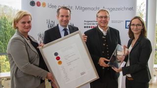 Von links nach rechts: Maria Henritzi (Repräsentantin Deutsche Bank), Dr. Valentin Kahl, Dr. Roman Zantl (beide Geschäftsführer ibidi GmbH), Katrin Roth (Repräsentantin Land der Ideen). (Ibidi)