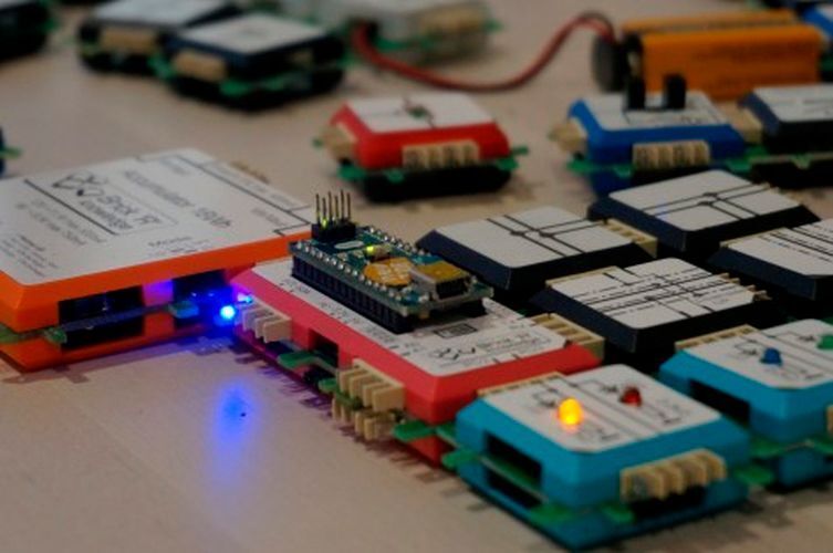 ALLNET (Stand: 87). Die Brick’R’knowledge Experimentierkästen eignen sich hervorragend zur praktischen Vermittlung physikalischer und technischer Grundlagen und bieten zudem einen tollen Einstieg in die Informatik. Das beliebig erweiterbare System zum Experimentieren und Entwickeln ist sowohl für den Bau von Prototypen, als auch zur Anwendung zu Hause, in der Schule, der Berufsausbildung und im Studium geeignet. (Allnet)