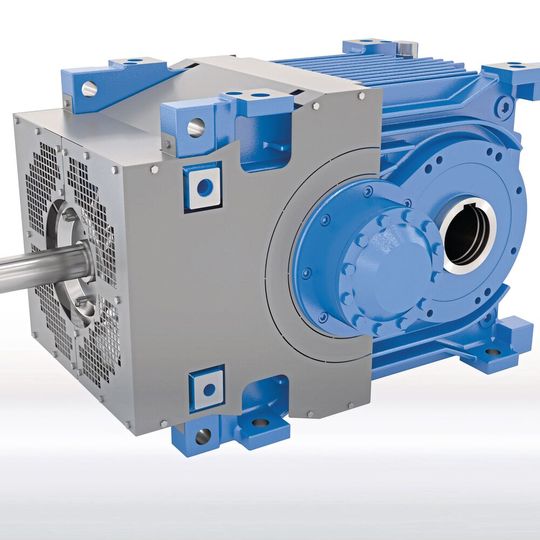 Die neuste Industriegetriebe-Generation Maxxdrive XT ist insbesondere auf Anwendungen abgestimmt, in denen geringe Übersetzungen in Kombination mit hohen Leistungen gefragt sind. Die neuste Industriegetriebe-Generation Maxxdrive XT ist insbesondere auf Anwendungen abgestimmt, in denen geringe Übersetzungen in Kombination mit hohen Leistungen gefragt sind.