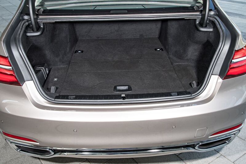 Die große Batterie des 740Le verkleinert das Kofferraumvolumen auf 420 Liter. (BMW)
