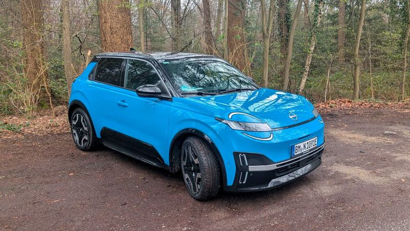 Die Front hebt sich deutlich vom Zwillingsmodell R5 ab.  (Bild: Simon – VCG)