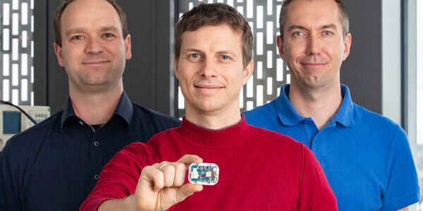 Die TU-Forscher Daniel Froß (link), Dr. Marko Rößler (Mitte) und Marcel Putsche (rechts) haben eine Indoor-Navigation geschaffen, die mithilfe von Mikrochips und Minisatelliten die exakte Navigation in Gebäuden ermöglicht. (Bild:  Bildarchiv TU Chemnitz)