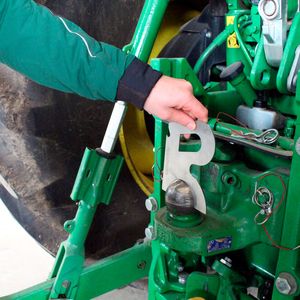 Der Kugelkopf der Kupplung wird mit einer Lehre gewartet.(Bild:  igus)