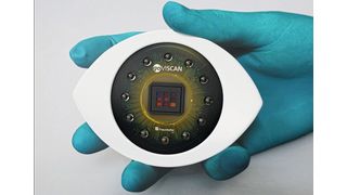 Der Vitalsensor goVISCAN: Mittig sitzt die Multispektralkamera mit einem 3x3-Mikrolinsenarray, das die spektralen Bänder erfasst. Kreisförmig herum sind LEDs verbaut, die die Messszene beleuchten. (Bild: Fraunhofer IOF)
