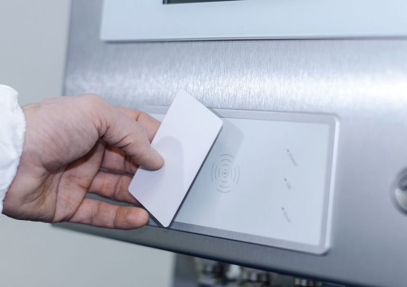 Mittlerweile gibt es integrierte RFID-Reader für die schnelle und sichere Zugriffskon­trolle auf HMI-Systeme auch für den Einsatz im Ex-Bereich. (Bild: R. Stahl)