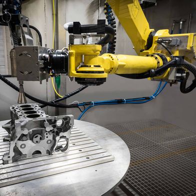 Robot-assisted high-pressure water jet deburring for targeted deburring and cleaning of complex components with holes, channels and functional areas. (Source: BvL)