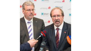 BAVC-Vertreter Hans-Carsten Hansen (li.) und IG BCE-Verhandlungsführer Peter Hausmann haben sich geeinigt und verkünden den Abschluss vor der Presse. (Bild: IG BCE / Sebastian Berger)