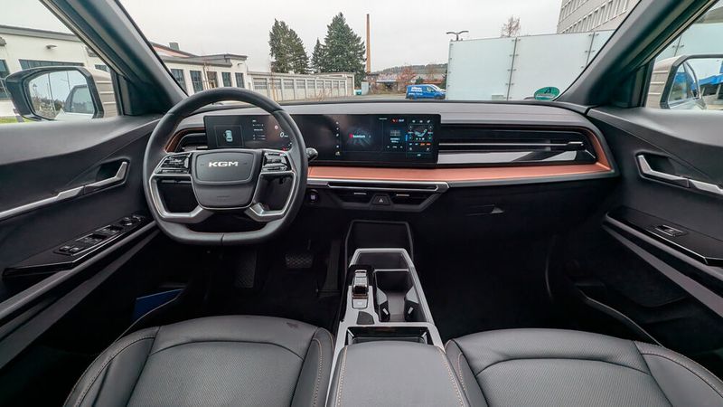 Der Innenraum ist optisch auf der Höhe der Zeit, auch wenn die bronzefarbene Leiste am Armaturenbrett sicher Geschmackssache ist.  (Bild: Mauritz - VCG)