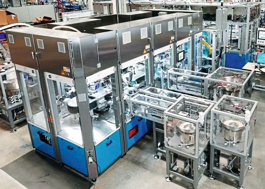 Symphoni reduziert Werkzeugaufwand- und Platzbedarf, steigert Durchsatz und Ausbeute und ermöglicht die Verarbeitung mehrerer Produkttypen auf einer einzigen Linie. Die integrierte Inline-Prozessüberwachung beseitigt blinde Flecken und liefert vollständig rückverfolgbare, auditfähige und verwertbare Produktionsdaten.(Bild:  Kistler Gruppe)