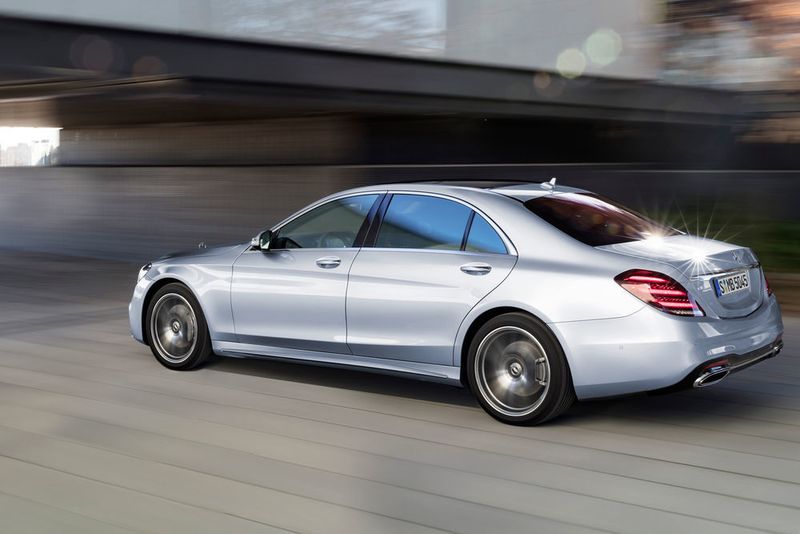 In der überarbeiteten S-Klasse feiert das Fahrerassistenzpaket 4.5 seine Premiere. (Daimler)