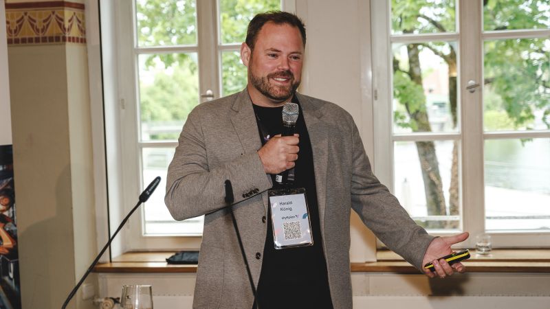 Harald König referiert beim Smart Factory Day 2026 zum KI-gestützten Management der Fähigkeiten der Beschäftigten.(Bild:  Charles Diehle)